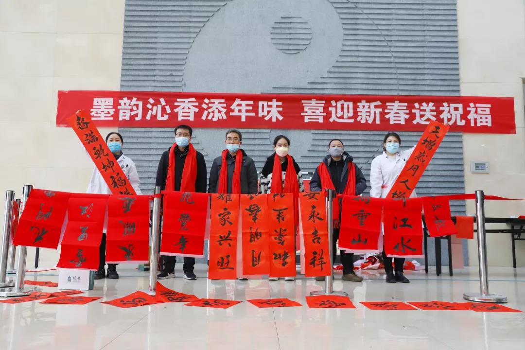 【翰墨迎春】宿遷市書(shū)法家協(xié)會(huì)書(shū)法家走進(jìn)市鐘吾醫(yī)院寫(xiě)春聯(lián)、送祝福(圖6) 【翰墨迎春】宿遷市書(shū)法家協(xié)會(huì)書(shū)法家走進(jìn)市鐘吾醫(yī)院寫(xiě)春聯(lián)、送祝福(圖6)